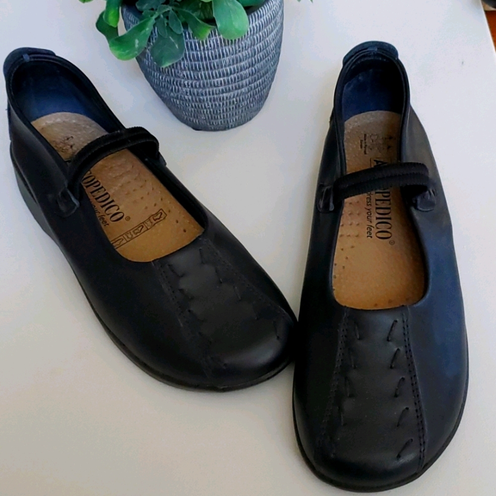 Arcopedico high quality leather walking shoe.